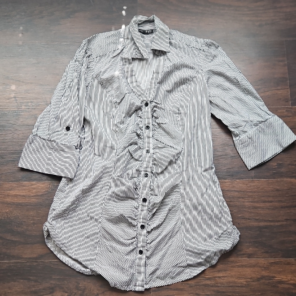 Andrew & Co Black and White Ruffled 3/4 Sleeve Top
